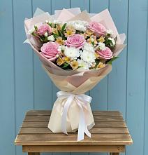 Букет цветов из:  Гвоздики, Орхидеи и Розы в Камское Устье