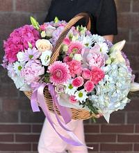 Композиция солнечный день в Камское Устье Цветочная композиция из Розы, Хризантемы, Пионы и Лизиантусы в корзине в Камское Устье
