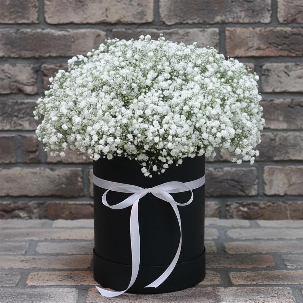 Цветочная композиция из Гипсофила в шляпной коробке в Камское Устье