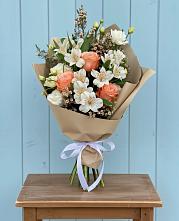 Букет цветов из:  Альстромерии, Лизиантусы, Розы и Хризантемы в Камское Устье