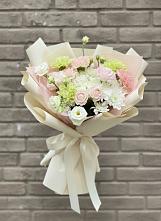 Букет цветов из:  Гвоздики, Розы, Лизиантусы и Хризантемы #REPLACE_PRED# Камское Устье