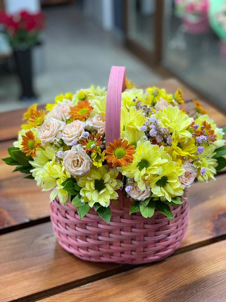 Цветочная композиция из Хризантемы и Розы в корзине в Камское Устье