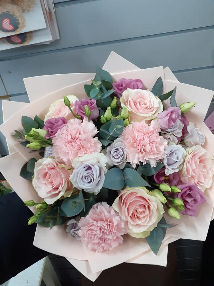 Букет цветов из: Розы, Гвоздики и Лизиантусы в Камское Устье